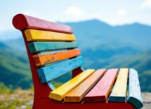 Una delle Big Bench immerse nella natura del Novarese