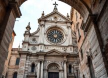 Vista di una chiesa medioevale a Roma con dettagli architettonici