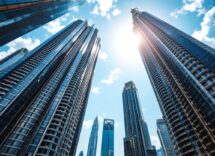 Vista panoramica di Dubai con grattacieli e mercati tradizionali