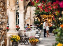 Coppia innamorata in un paesaggio romantico della Campania