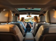 Famiglia in viaggio in auto con bambini felici