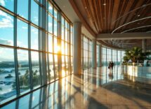 Spiaggia di Miami con palme e sole splendente